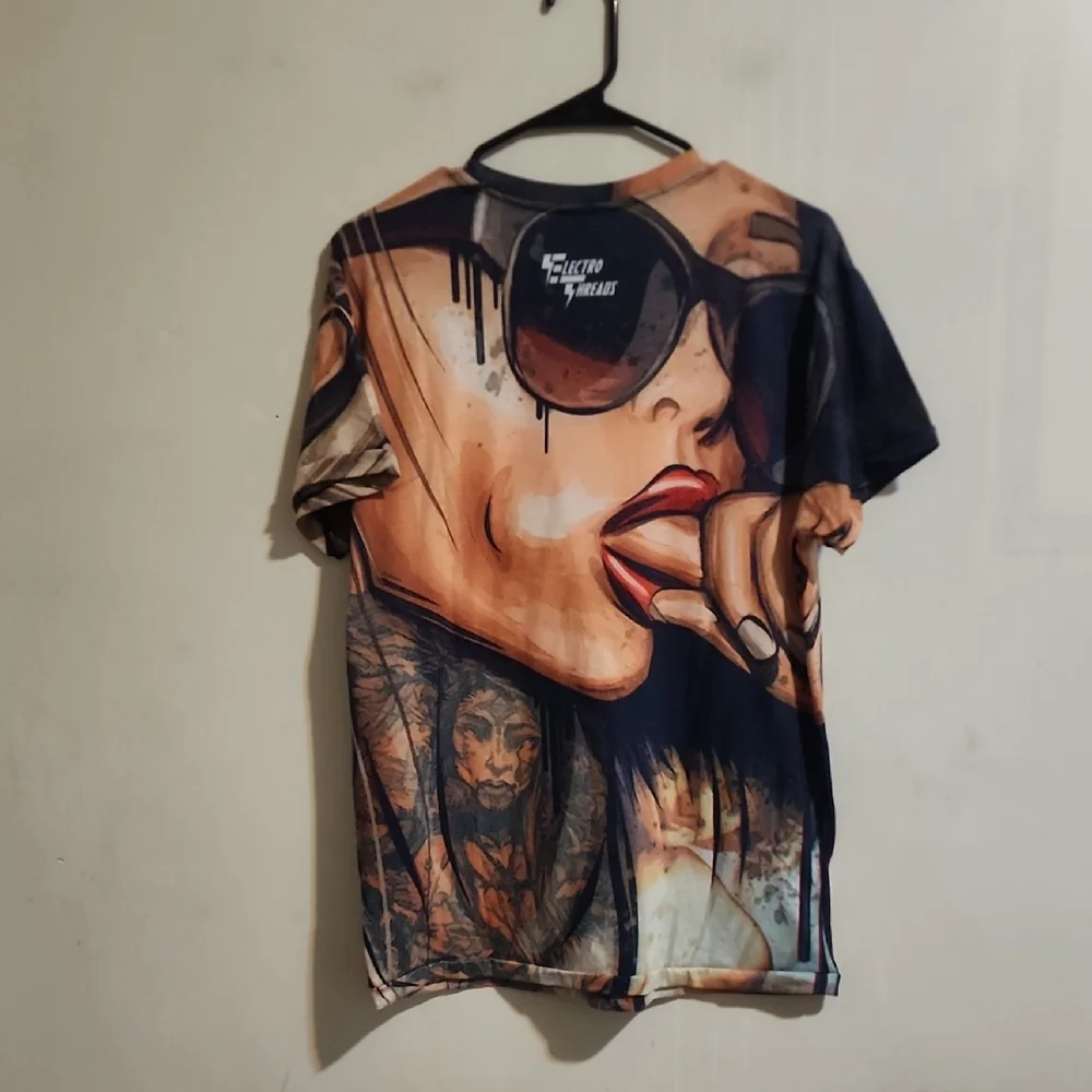 Trendy Graphic Short Sleeve Tee - Multicolor - Picture 4 of 7